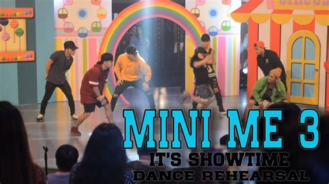 It's Showtime MiniMe 3: Minime Steffanie notices Cardo's enemy.